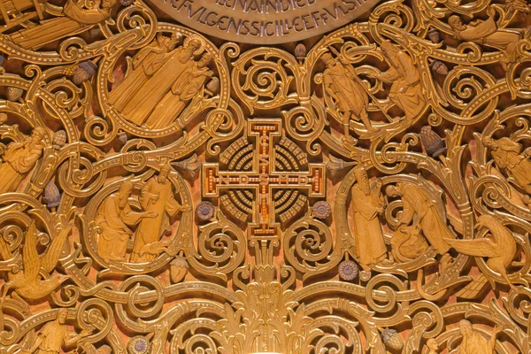 JERUSALEM, ISRAEL - MARCH 3, 2015: The relief of Jerusalem cross and Old Testament Scenes in Dormition abbey in apse of side chapel in upper church. — 图库照片