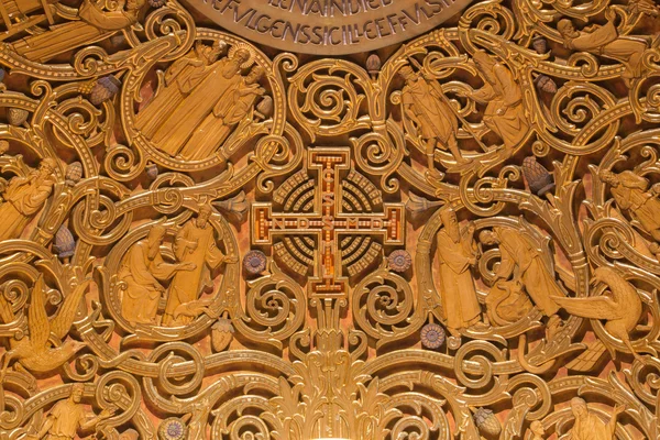 JERUSALEM, ISRAEL - 3 de marzo de 2015: El relieve de la cruz de Jerusalén y las escenas del Antiguo Testamento en la abadía de Dormition en el ábside de la capilla lateral en la iglesia superior . —  Fotos de Stock