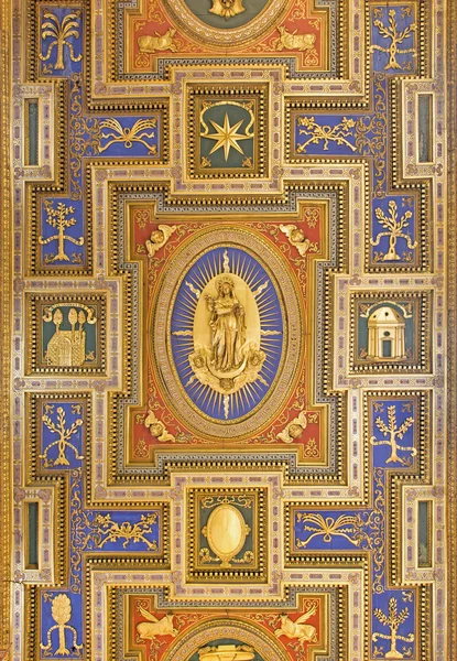 ROMA, ITALIA - 25 DE MARZO DE 2015: La Inmaculada Concepción como motivo central sobre techo plano de madera artesonada (1592 - 1594) en iglesia Chiesa San Marcello al Corso diseñado por Carlo Francesco Lambardi . —  Fotos de Stock