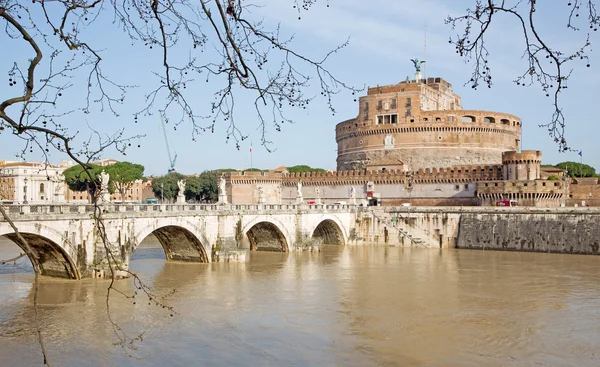 Rome - Angels bridge and castle in morning and at high water in Tiber — Stock Photo, Image