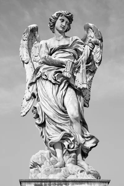 ROME, ITALY - MARCH 27, 2015：Angel with the whips - Ponte Sant'Angelo - Angels Bridge -由Lazzaro Morelli设计 — 图库照片