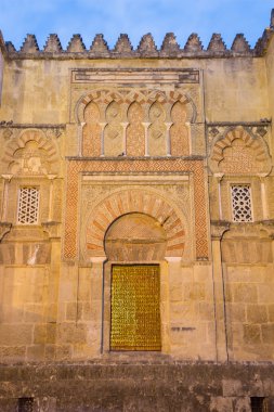Cordoba, İspanya - 25 Mayıs 2015: Mudejar portal Cathedra alacakaranlıkta.