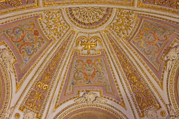 ROMA, ITALIA - 27 MARZO 2015: Lo stucco e l'affresco in abside della cappella laterale della Basilica di Sant'Agostino (Agostino) del 17. sec. . — Foto Stock