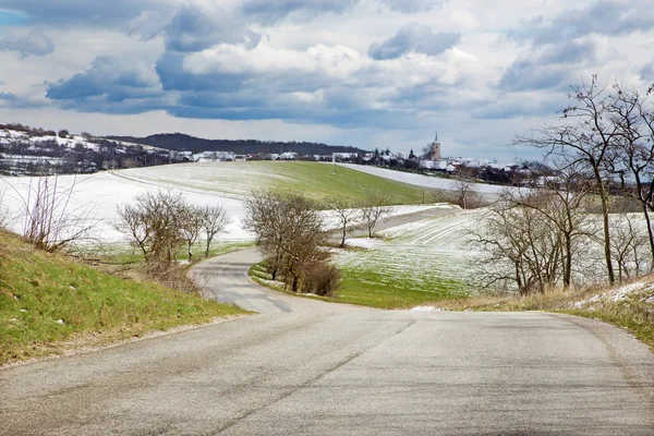 Slovakya - yolun ortasında Plesivecka Planina bahar ülkesi — Stok fotoğraf