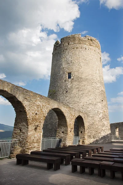 Spissky kasteel - blik van hoge kasteel binnenplaats te toren — Stockfoto