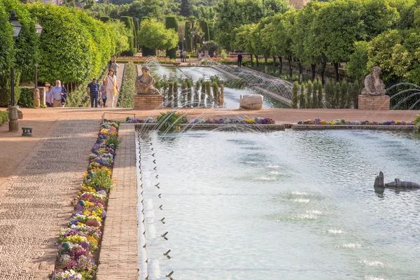 CORDOBA, SPAGNA - 25 MAGGIO 2015: I giardini di palazzo Alcazar de los Reyes Cristianos. — Foto Stock