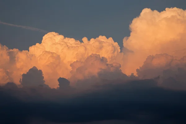 夜の光で大きな雲 — ストック写真