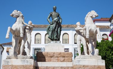 Cordoba - Manolete Memorial'a Plaza del Conde de Priego Meydanı Luis Moya ve Manuel Alvarez Laviada (1956 tarafından heykeltıraşlar tarafından).