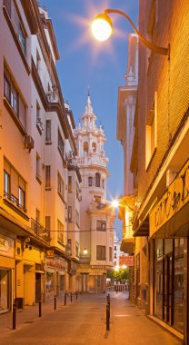 Cordoba, İspanya - 28 Mayıs 2015: Duque de Hornachuelos sokak alacakaranlıkta.