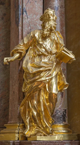 VIENA, AUSTRIA - 17 DE FEBRERO DE 2014: La estatua de polychome tallada del profeta en st barroco. Iglesia de Annes de 17. cent . — Foto de Stock