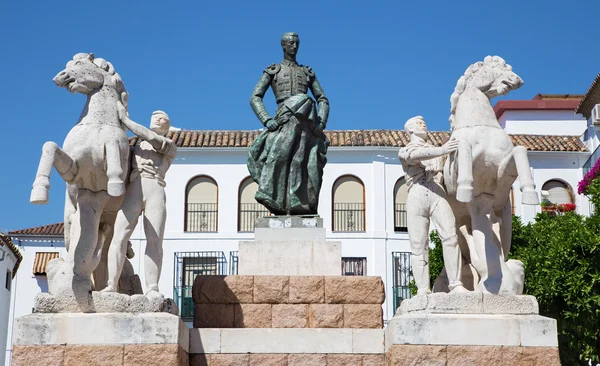 コルドバ - Luis Moya、マヌエル ・ アルバレス ・ Laviada (1956 年の彫刻家によってプラザ ・ デル ・ コンデ デ プリエゴ広場 Manolete への記念碑). — ストック写真