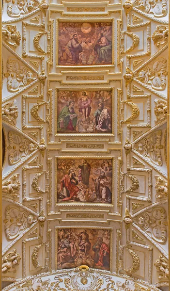 Cordoba, Spanje - 31 mei 2015: Het plafond van de middenbeuk in de kerk Iglesia de San Agustin met de fresco's door Cristobal Vela (1588-1654). — Stockfoto