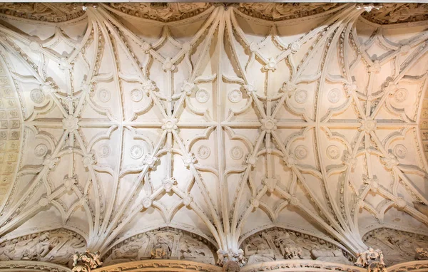 CORDOBA, ESPANHA - 28 de maio de 2015: A abóbada gótica da nave lateral na Catedral. — Fotografia de Stock