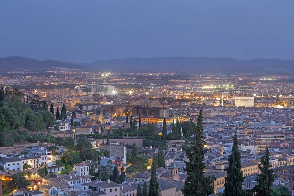 Granada - die Aussicht über die Stadt in der Abenddämmerung. — Stockfoto