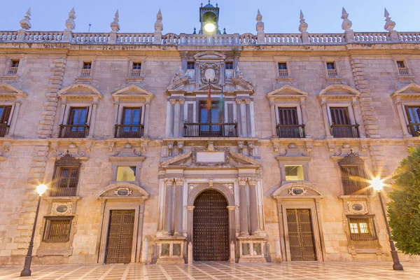 GRANADA, ESPAGNE - 29 MAI 2015 : La façade du palais Real Chancilleria de Granada sur la place Sainte-Anne au crépuscule . — Photo
