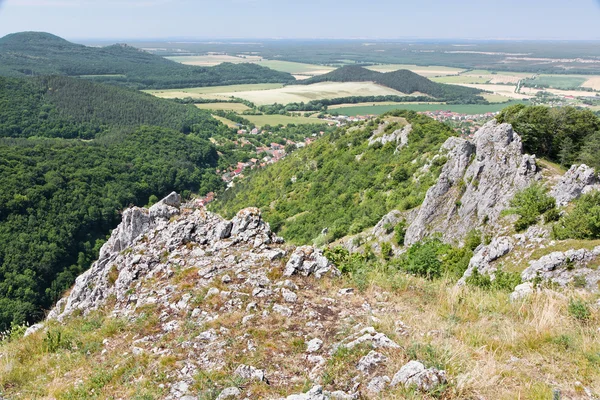 Eslováquia - Perspectivas de rochas Krslenica em pequenas colinas dos Cárpatos — Fotografia de Stock
