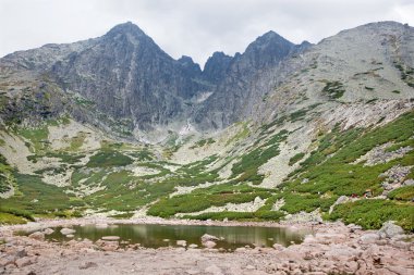Yüksek Tatras - Lomnicky zirvesi ve Kezmarsky zirvesi Skalnatif pleso dağlık gölü.