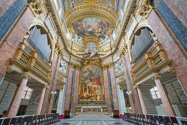 ROME, ITALY - MARCH 25, 2015: The presbyter of baroque church Basilica dei Santi Ambrogio e Carlo al Corso. — Stockfoto