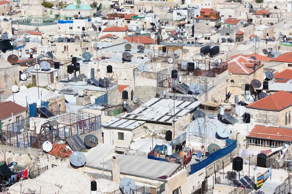 JERUSALEM, ISRAEL - 5. MÄRZ 2015: Die Dächer der Altstadt von der Erlöserkirche. — Stockfoto