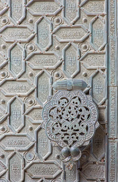 CORDOBA, ESPANHA - MAIO 28, 2015: O detalhe do portão de bronze mudejar da Catedral . — Fotografia de Stock