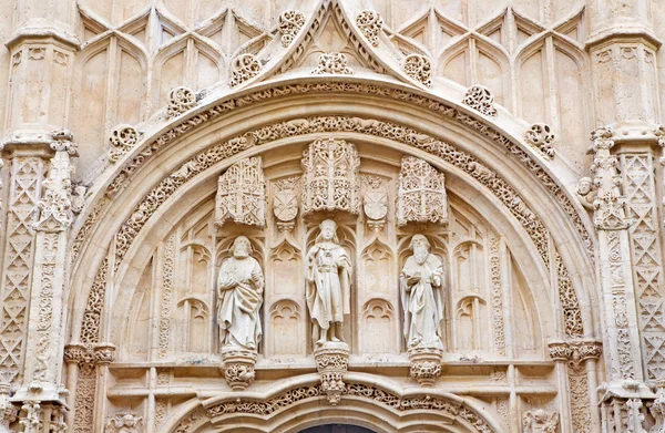 CORDOBA, ESPAÑA - 26 DE MAYO DE 2015: El detalle del portal gótico del Hospital Real de San Sebastián construido con un diseño de Hernán Ruiz, el Viejo (1512 - 1516 ) —  Fotos de Stock