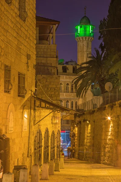 JERUSALEM, ISRAEL - MARCH 6, 2015: Via Dolororosa with the minaret at dusk. — Stockfoto