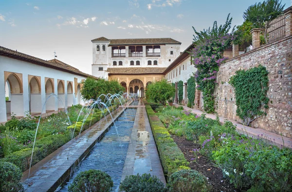 GRANADA, SPAIN - MAY 30, 2015: The gardnes and Generalife palace — Stok fotoğraf