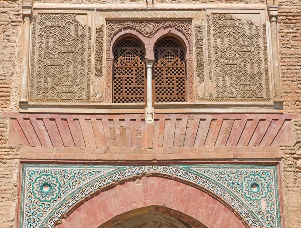 Granada, Spanien - 30. Mai 2015: der äußere Stuck und die Fliesen auf dem Tor im Alhambra-Palast. — Stockfoto