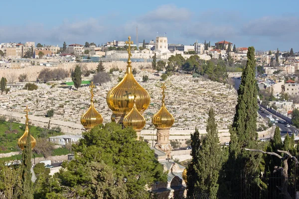 Gerusalemme - Prospettive dal Monte degli Ulivi a Hl. Maria di Maddalena Chiesa ortodossa russa in luce del mattino con il cimitero e il museo Rockefeller sullo sfondo . — Foto Stock