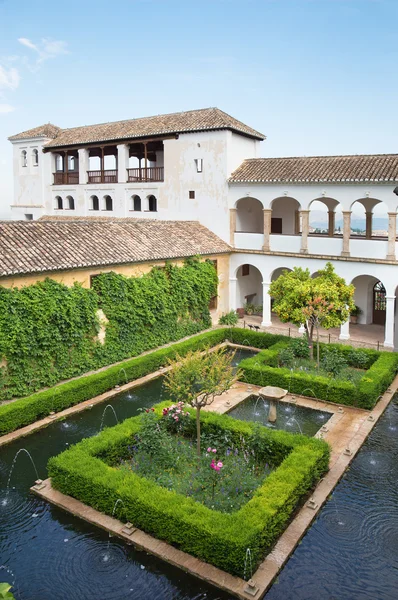 GRANADA, ESPAÑA - 30 DE MAYO DE 2015: Los jardines y el palacio del Generalife por la mañana . — Foto de Stock