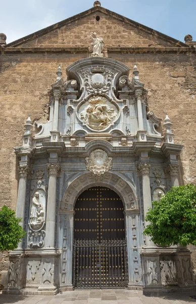 Granada, Hiszpania - 29 maja 2015: Portal kościoła Iglesia de los santos Justo y Pastor zaprojektowany przez Jose Bada (1691-1755) — Zdjęcie stockowe