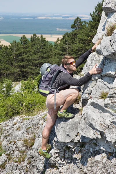 L'uomo sul difficile tracciamento — Foto Stock