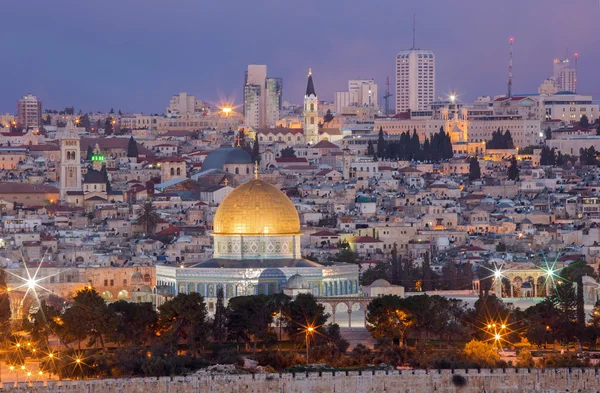 Jerusalem - Utsikt från Oljeberget till den gamla staden i skymningen — Stockfoto