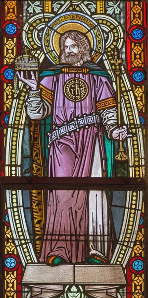BANSKA STIAVNICA, ESLOVAQUIA - 5 DE FEBRERO DE 2015: El rey San Esteban de Hungría en el cristal de la ventana en la iglesia de Santa Isabel de 19. cent. — Foto de Stock
