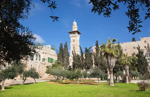 JERUSALEM, ISRAEL - MARÇO 5, 2015: O olhar do Monte do Templo ao minarete na parte norte . — Fotografia de Stock