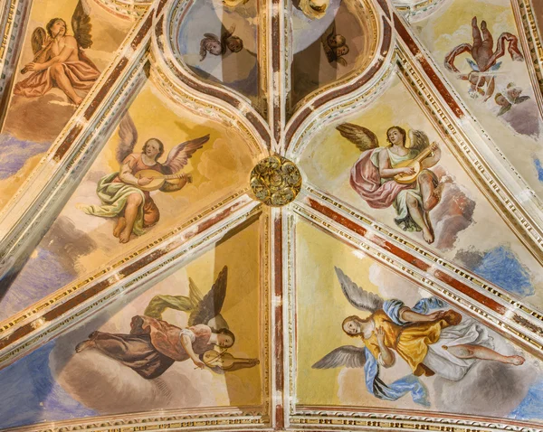 Granada, Spanje - 29 mei 2015: De gotische plafond met de fresco's van terug een deel van het schip in de kerk klooster van San Jeronimo. — Stockfoto