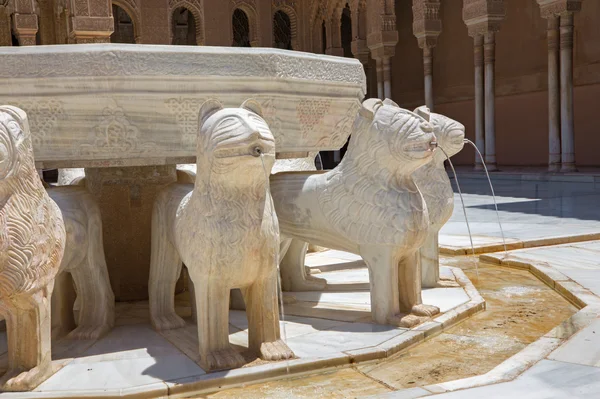 GRANADA, SPAIN - MAY 30, 2015: The detail of Fountain of Lions in Nasrid palace and Court of the Lions. — Stockfoto