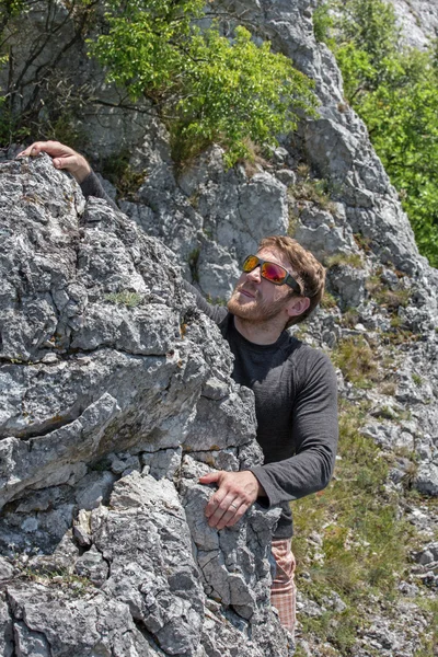 De man bij het klimmen — Stockfoto