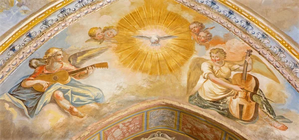 GRANADA, SPAIN - MAY 29, 2015: The frees of angels with the music instruments in man nave in the church Monasterio de San Jeronimo av Juan de Medina fra 18.cent . – stockfoto