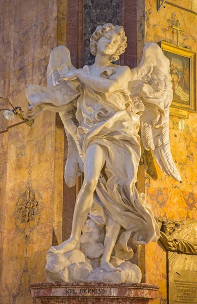 ROME, ITALY - MARCH 25, 2015: The marble statue of Angel with with the superscription (copy on the Angels bridge) in church Basilica di Sant' Andrea delle Fratte by Gian Lorenzo Bernini (1598 - 1680). — Stockfoto