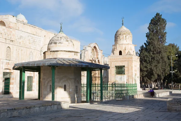 JERUSALEM, ISRAEL - 5 de marzo de 2015: La parte oeste del Monte del Templo con el pozo Qubbet Musa y Qaitbay . — Foto de Stock