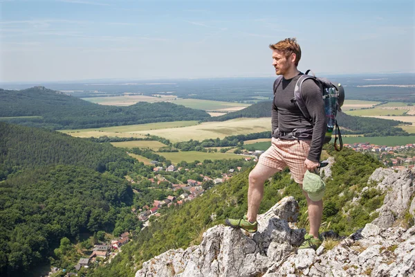 El hombre en la cima de la roca — Foto de Stock