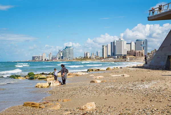 Tel Aviv, Izrael - 2015 március 2-ig: A kisfia a part Tel Aviv anya. — Stock Fotó