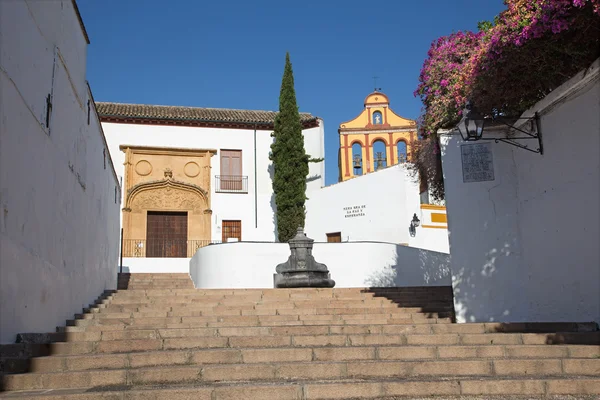 Cordoba-Calle Cuesta del Bailio街和Capilla de Nuestra Senora de la Paz y Esperanza教堂. — 图库照片