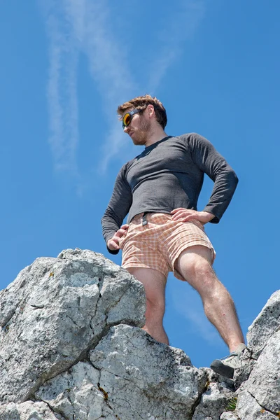 L'uomo sulla cima della roccia — Foto Stock