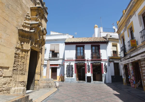 Cordoba, Spanien - 28. Mai 2015: das Kirchenschiff im Zentrum der Altstadt neben dem barocken Seiteneingang zum Dom. — Stockfoto