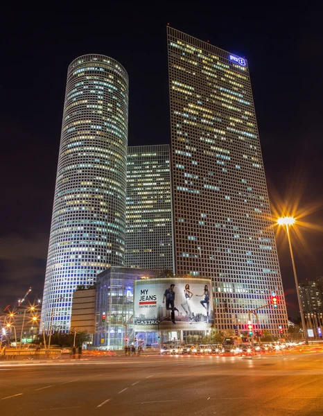 TEL AVIV, ISRAEL - 2 DE MARZO DE 2015: Los rascacielos del Centro Azrieli por la noche por Moore Yaski Sivan Architects con 187 m de altura . — Foto de Stock