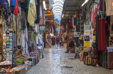 Jerusalem, İsrail - 4 Mart 2015: Old town adlı tam faaliyet Pazar sokak.