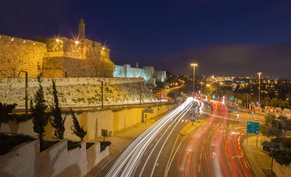 Jerusalem, israel - 4. märz 2015: der turm des david und des westlichen teils der altstadtmauer in der dämmerung — Stockfoto