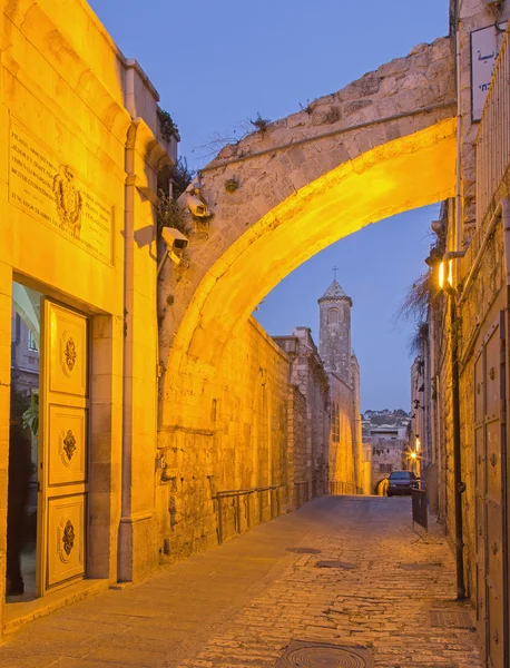 Jerusalem, israel - 6. März 2015: via dolororosa und der Eingang in die Kirche der Geißelung in der Abenddämmerung. — Stockfoto